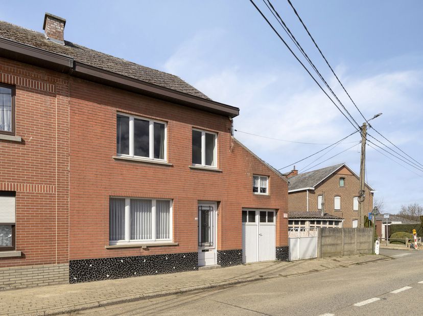 Te renoveren woning met o.a. een bewoonbare oppervlakte van 120 m², 2 slaapkamers en garage.<br />
De woning beschikt op het gelijkvloers over een woo