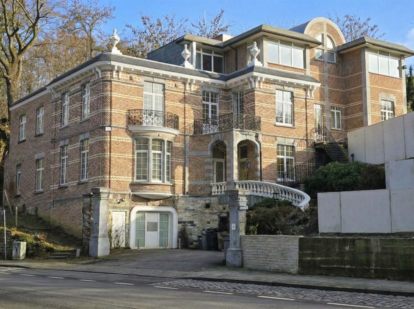 Nous avons le plaisir de vous proposer ce superbe et majestueux immeuble de bureaux situé à Herent. Le bâtiment développe une superficie totale de 838