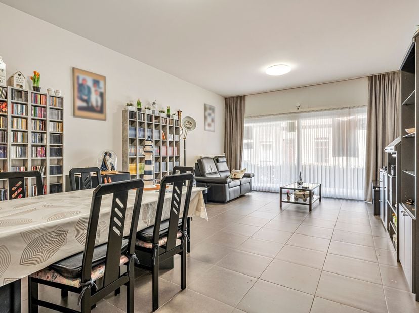 Gelijkvloers appartement met 2 slaapkamers te huur in Wevelgem!<br />
We komen binnen via de inkomhal van het gebouw die rechtstreeks toegang geeft to