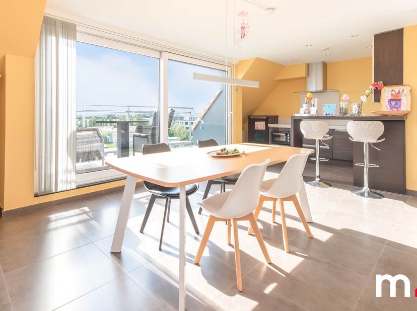 Deze kleinschalige residentie "Duingras bestaat slechts uit 3 entiteiten. Dit Duplex-appartement beschikt over 109m² bewoonbare oppervlakte, enkel de