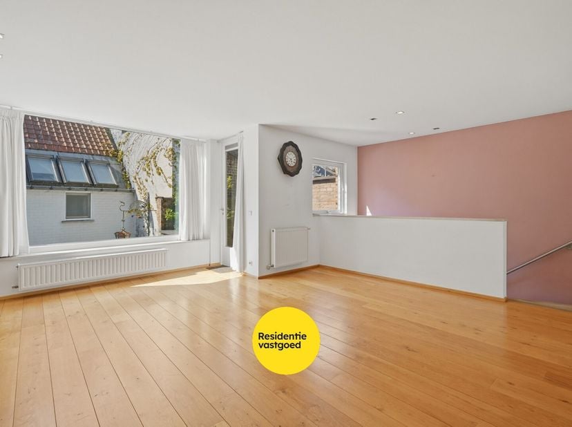Multifunctionele woning met handelsruimte in hartje Veurne. Op een uitstekende centrale ligging in Veurne bevindt zich dit veelzijdige eigendom, besta