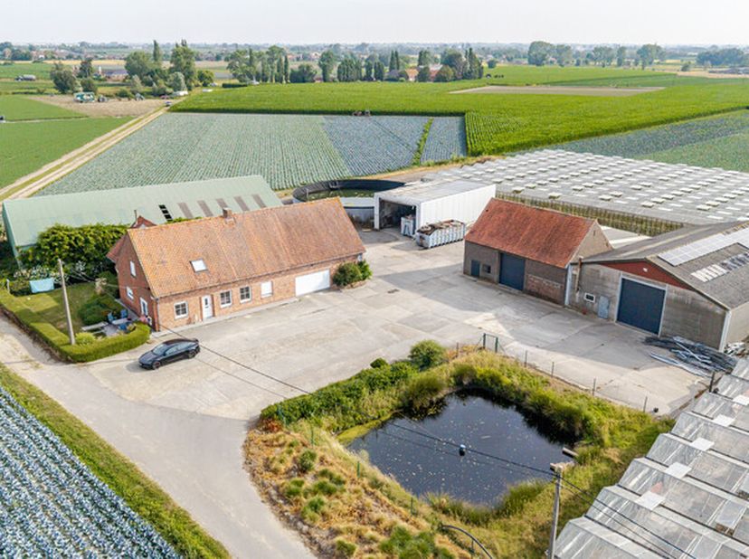 Woonst (192m² woning + 85m² aanpalende garage/berging)Gelijkvloers: inkom, living, keuken met zithoek, wasruimte, badkamer, berging, slaapkamer en apa