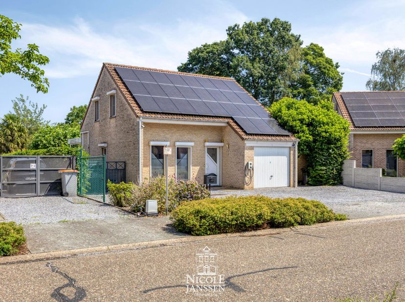 Deze instapklare vrijstaande gezinswoning is voorzien van alle comfort zoals zonnepanelen en airco en heeft een toffe achtertuin.  Met zijn 3 ruime sl