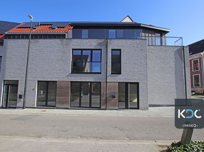Centraal gelegen nieuwbouw handelspand in het centrum van Ottenburg, casco afwerking, inclusief ondergrondse berging/kelder. Mooie vitrine en veel lic