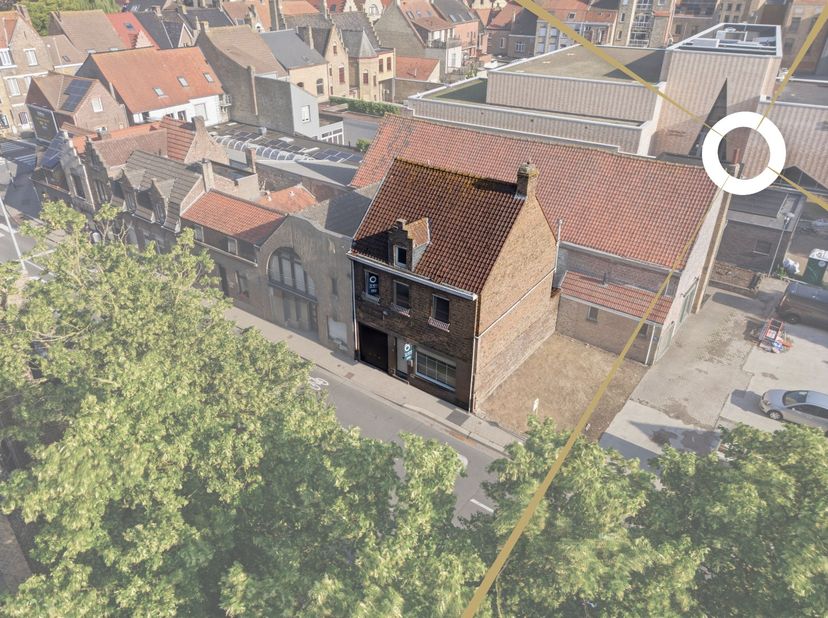 Op zoek naar een ruime gezinswoning op een centrale ligging? Deze charmante halfopen bebouwing in het centrum van Diksmuide biedt tal van mogelijkhede