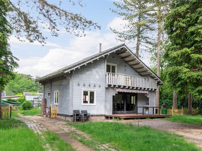Charmante chalet op een rustige en groene ligging in Brecht<br />
Bent u op zoek naar een gezellige woning midden in het groen waar permanent wonen mo