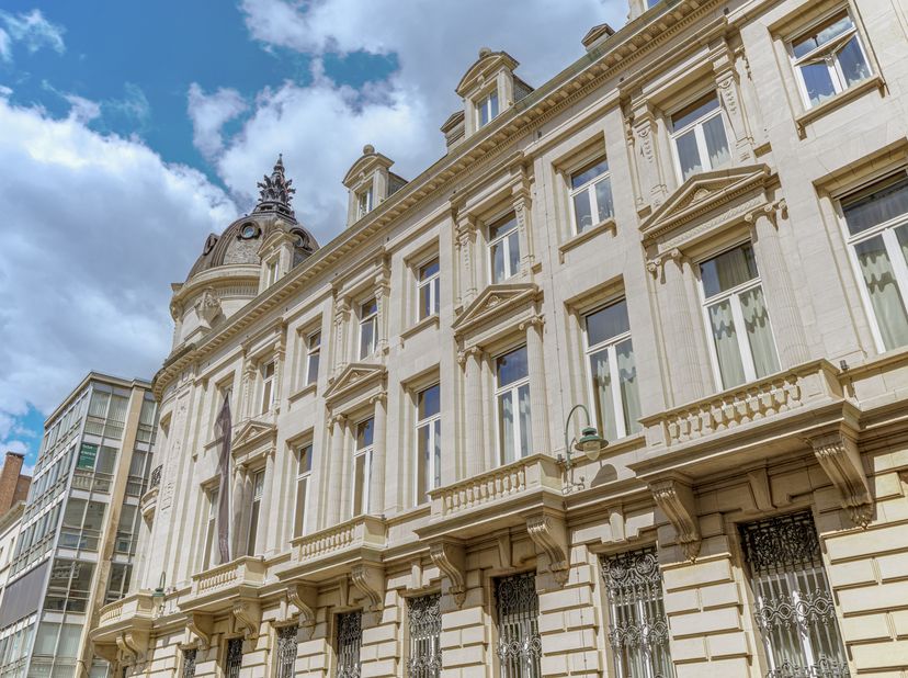 Dans le prestigieux quartier du Sablon, à deux pas de la Grand Place, ce splendide appartement de ± 210 m² prend place au 5ᵉ étage d’un immeuble emblé