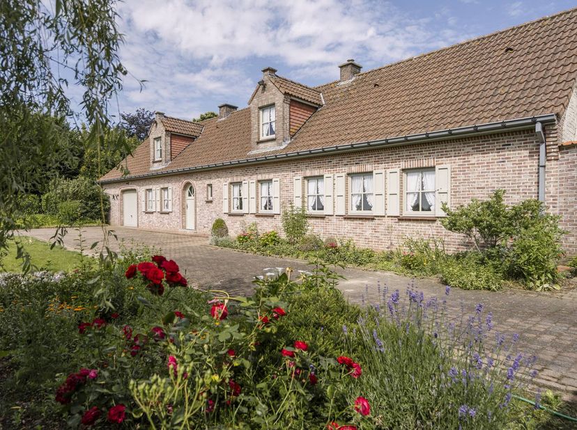 Bent u op zoek naar een karaktervolle eigendom met enorm veel potentieel in een oase van rust? Deze prachtig gelegen hoeve met bijgebouwen en weilande
