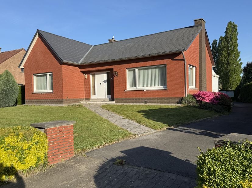 Woning te koop langs de Neerlintersesteenweg te Oplinter (Tienen), op 12,56a grond met mooie gevelbreedte.<br />
Bevat hal, nachthal, ruime woonkamer