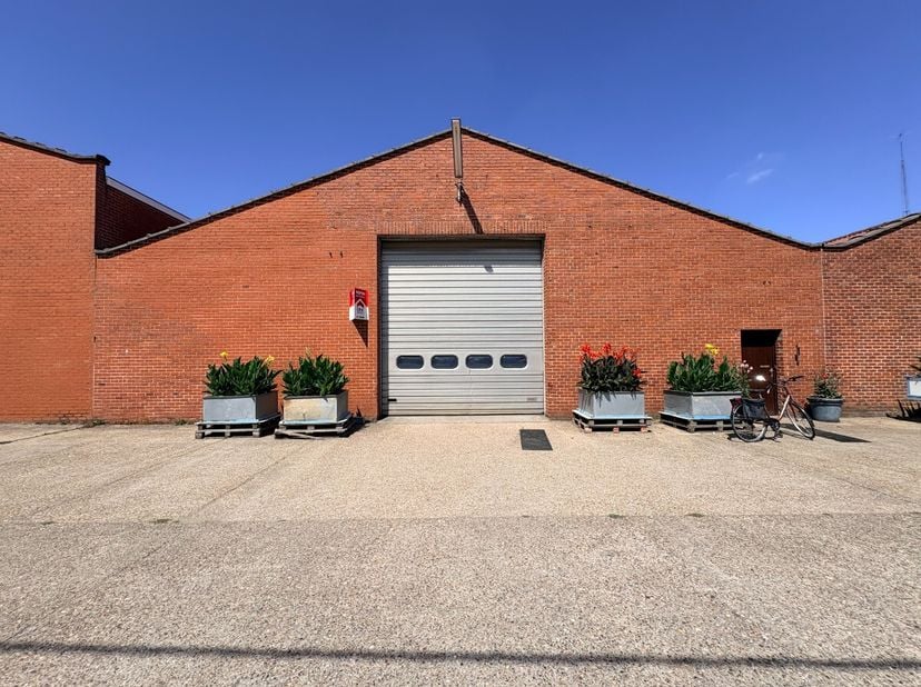 loods te koop van 667m² op toplocatie. Troeven:poort van 4,3m hoog en 4m breed voor-en achteraan4 staanplaatsen vooraandak geïsoleerddrijfkracht aanwe