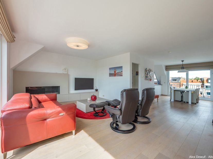 Dans cette belle résidence à taille humaine, construite en 2014, nous vous proposons à la vente un spacieux appartement duplex comprenant 3 chambres à