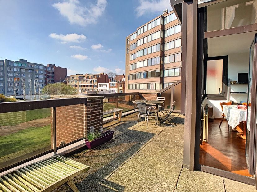 Rue Rosalie Uyttenhove, à proximité de toutes les facilités, situé au 1er étage sur 8 avec ascenseur, très bel appartement de ± 55m² comprenant : Hall
