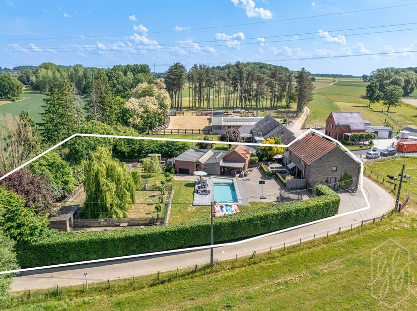 Deze woning, strategisch gelegen in een doodlopende straat biedt u de balans tussen wooncomfort en professionele mogelijkheden. Interesse? 0494 612 63