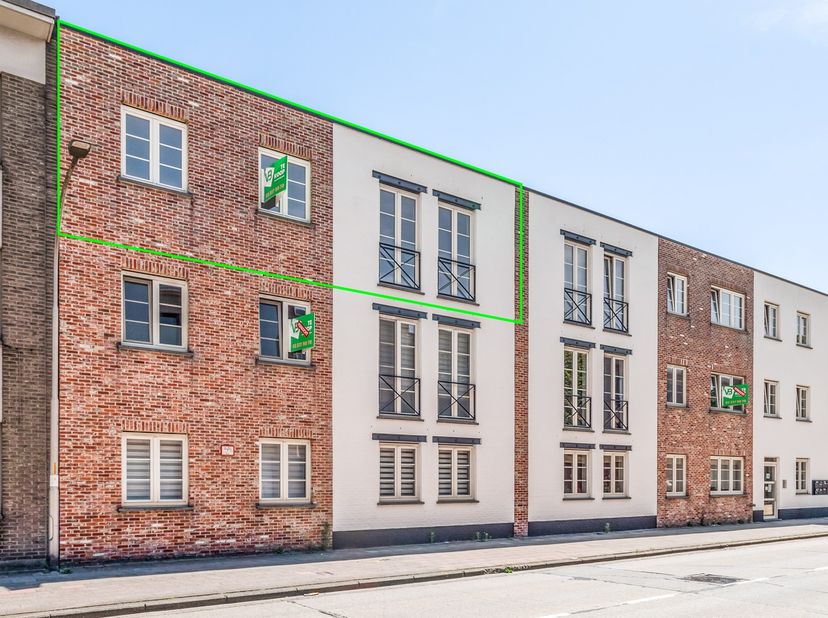 In een recent, kleinschalig appartementsgebouw uit 2016 bevindt zich dit instapklare appartement, ideaal gelegen vooraan in het gebouw. Dankzij de mod