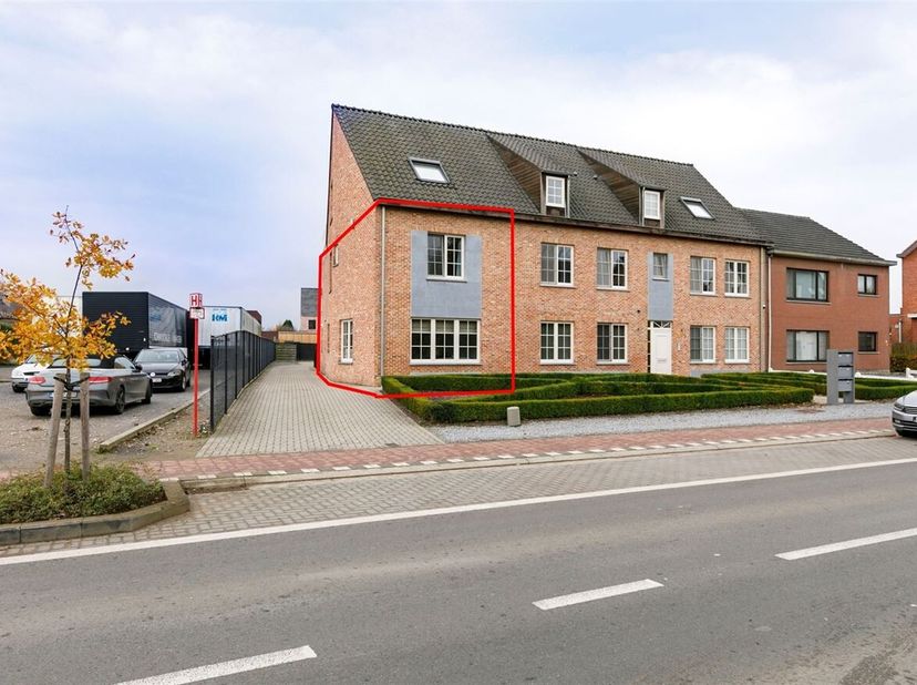 Ruim duplexappartement met 3 slaapkamers, privétuin en garage<br />
Ligging: Het appartement is gelegen op de Brechtsesteenweg in Westmalle.<br />
Ind