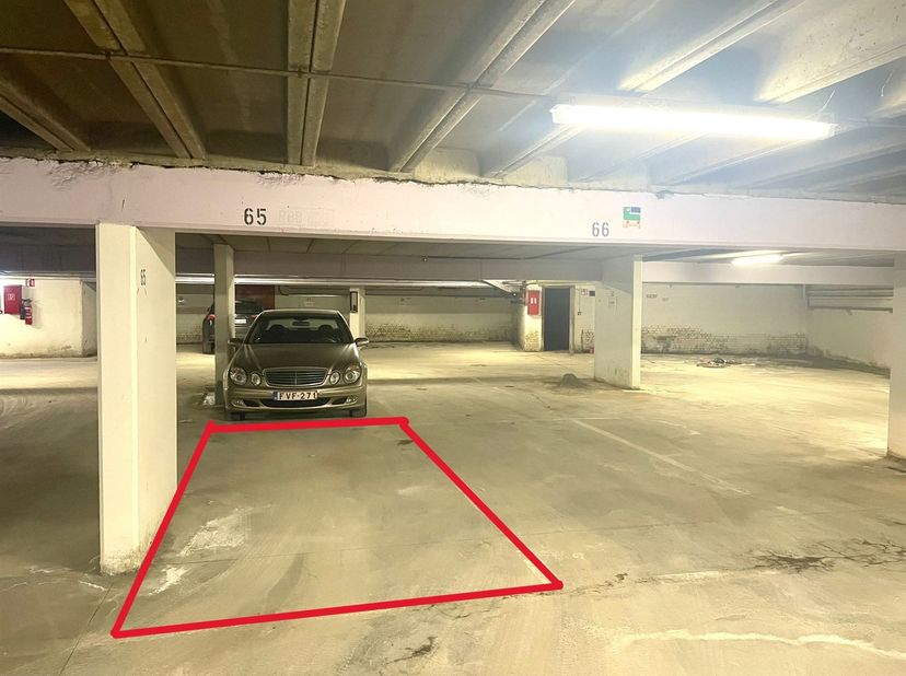 Zeer centraal gelegen auto staanplaats te huur. <br />
<br />
Gelegen in de ondergrondse parkeergarage van de Empire center Diamantwijk. <br />
Toe