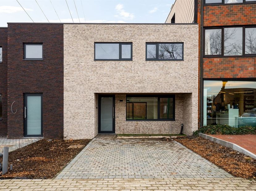 Prachtige nieuwbouwwoning (180m²) voorzien van 3 slaapkamers op een perceel van (280m²) voorzien van alle comfort en hedendaagse technieken met aparte