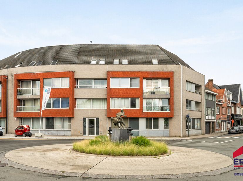 Te koop: verzorgd dakappartement met groot terras in het centrum van Waregem, op wandelafstand van winkels en nabij openbaar vervoer. Dit appartement,