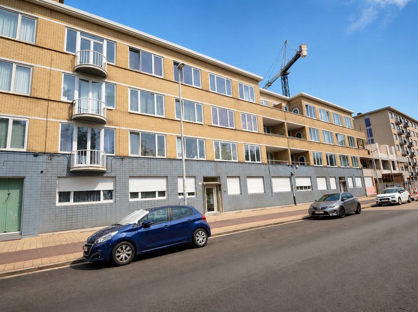Instapklaar appartement (85 m²) met veel lichtinval, gelegen op de 3de verdieping (geen lift aanwezig), bestaande uit: inkomhal op laminaat met vestia