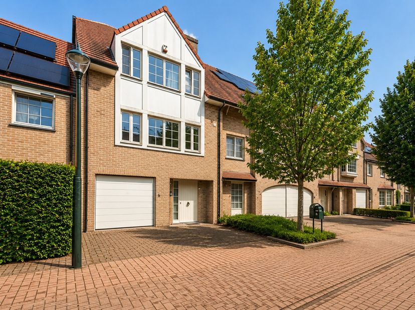 Statige en ruime woning met tuin, terrassen en garage op een rustige ligging in Sint-Andries. Deze verzorgde woning, gebouwd in 2007, geniet van een u