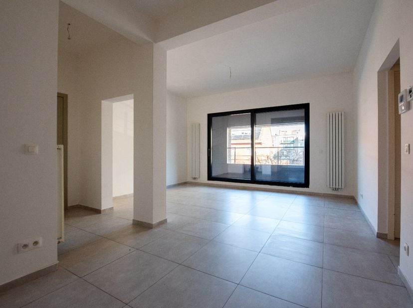 Vernieuwd appartement op de 1ste verdieping in een kleinschalig én karaktervol gebouw mét lift!    Indeling als volgt : inkomhal; leefruimte met eet-