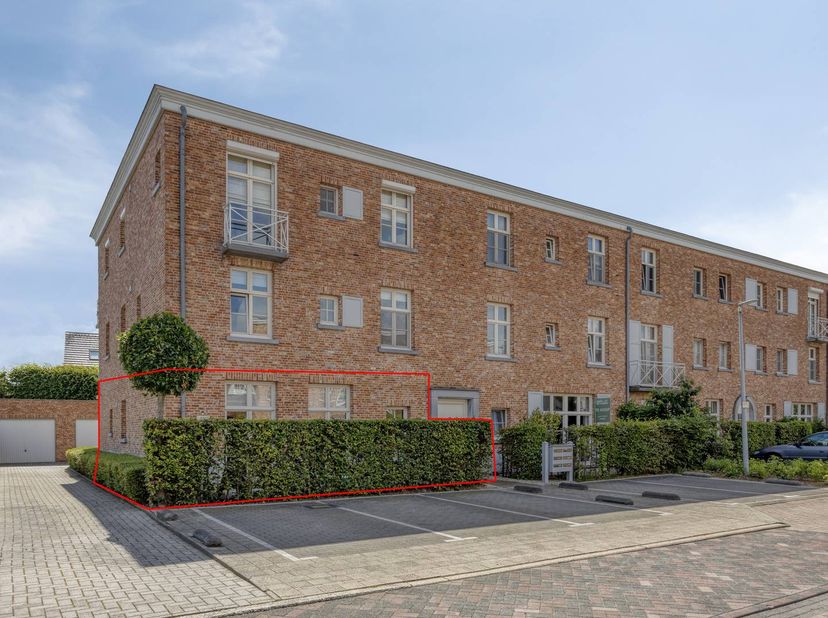 Dit instapklaar gelijkvloers appartement te koop in Kruibeke biedt de ideale combinatie van rust, ruimte en modern wooncomfort. Gelegen in een uiterst