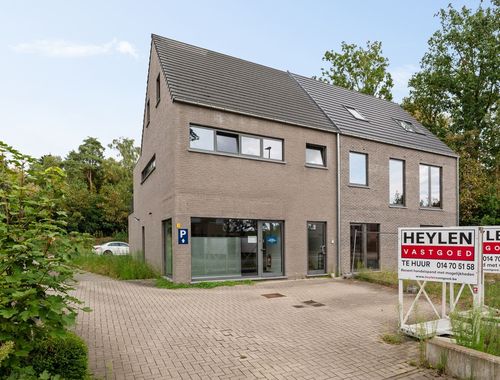                                         Bien commercial avec habitation à vendre à Herentals, € 475.000
