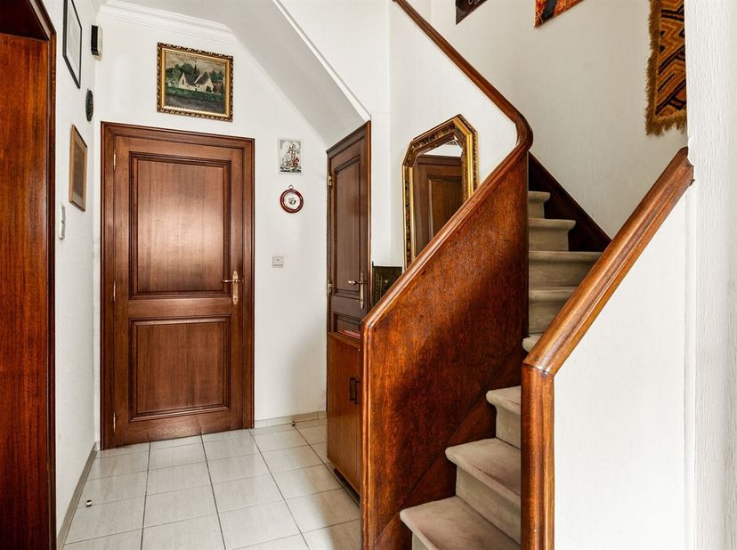 Maison individuelle (164 m²) à rénover, comprenant 4 chambres, un beau jardin aménagé et un garage, située dans un quartier très prisé de Linkeroever