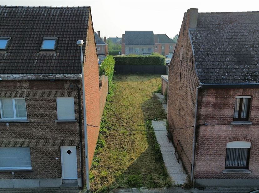 In de Burchtlaan vinden we één van de laatste bouwgronden gelegen in het hartje van Londerzeel en dit met een zuidwestgerichte tuin op 2a 52ca. Via he