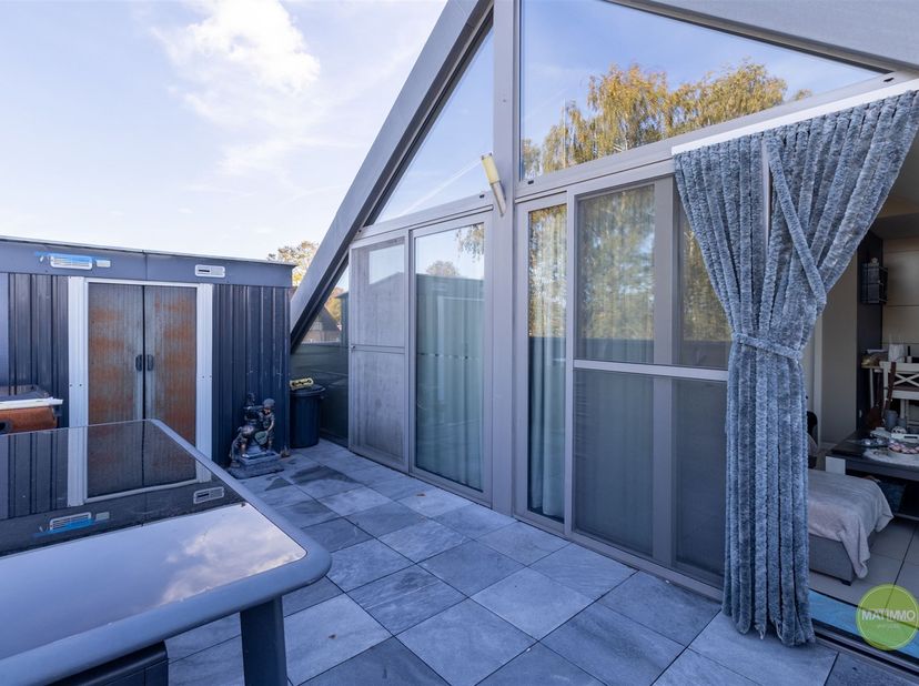 Appartement moderne en duplex dans le quartier calme de Balen, avec une généreuse terrasse privée sur le toit et un agencement bien pensé alliant conf