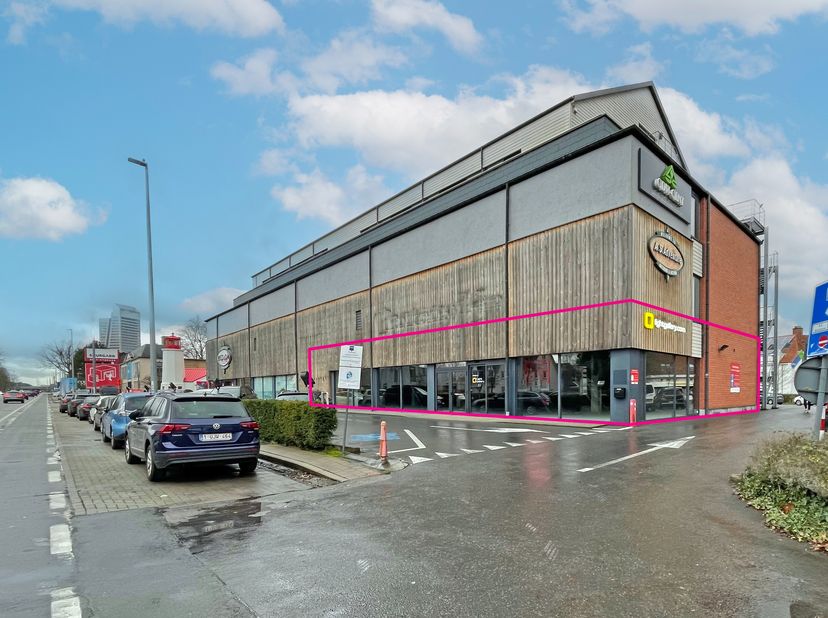 Handelspand van 850m² op unieke zichtlocatie langs de Kortrijksesteenweg in Sint-Denijs-Westrem.&amp;nbsp;<br />
<br />
Deze winkelruimte is gelegen tegen