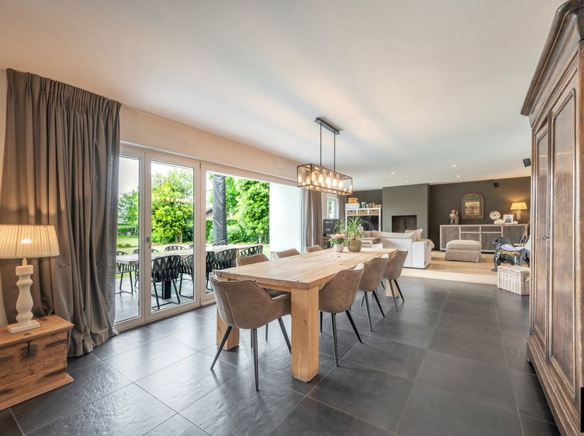Deze alleenstaande villa, gelegen op een perceel van ca. 914 m², bevindt zich in een rustige, residentiële woonwijk op korte afstand van zowel het cen