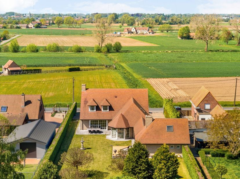 Grote degelijke perfect onderhouden klassewoning op 3000m2. <br />
<br />
Perfect onderhouden villa met ca. 400 m² bewoonbare oppervlakte, gelegen op