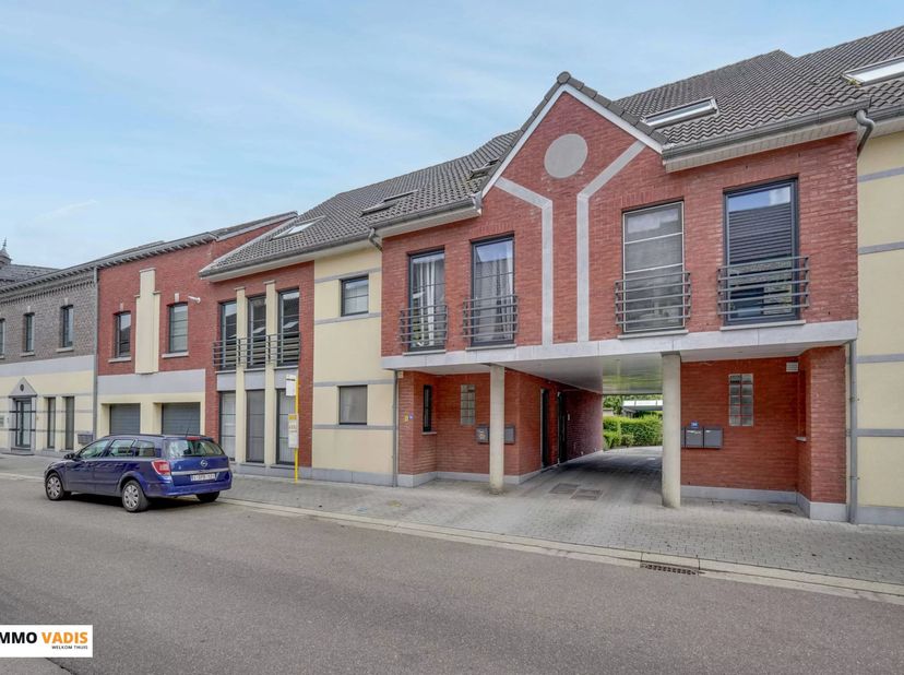 Dit instapklaar duplex appartement met een ruime en praktische indeling ligt in een rustige straat in Riemst.<br />
Via de inkomhal met apart gastento