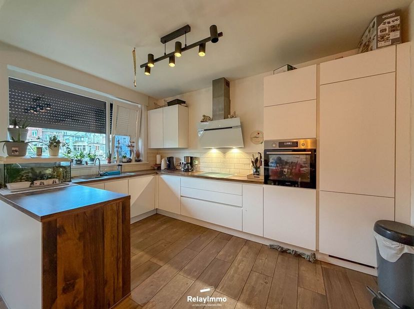 Gelegen in Doornik, rue Paul Pastur 21, biedt dit huis met 3 gevels, gerenoveerd in 2021, een complete en veelzijdige woning, ideaal voor zowel bewone