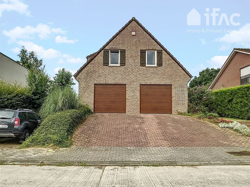 Zeer rustig gelegen villa met 6 slaapkamers en mooie tuin in residentiële wijk in Tervuren.<br />
<br />
Gelijkvloerse verdieping: inkomhal (11m²) m