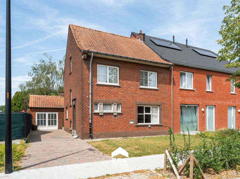 Te renoveren halfopen woning gelegen in een rustige buurt op een boogscheut van centrum Kuurne en Kortrijk.Ideaal als starterswoning of investering!IN