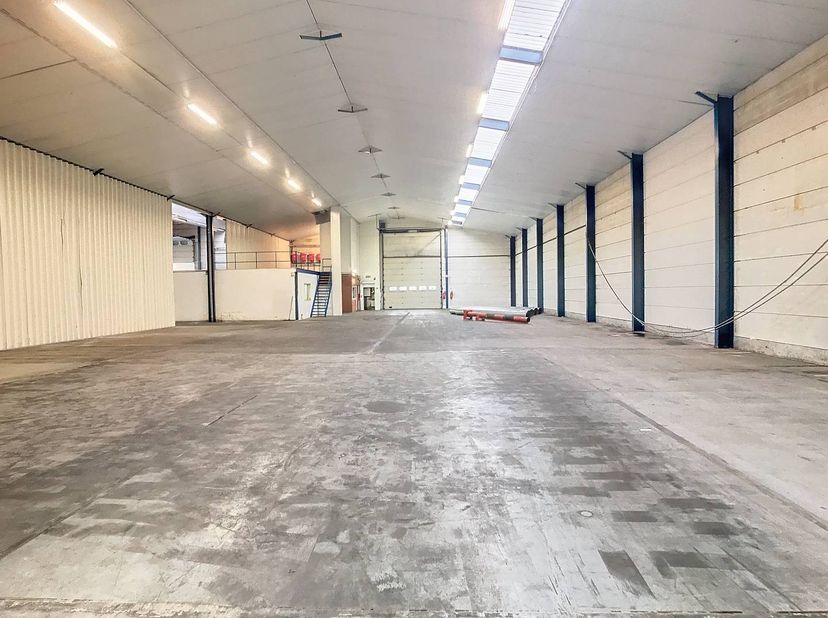 Bedrijfsgebouw van ca. 1.195m² gelegen in de industriezone Nijverheidsstraat - Meentak te Meulebeke. <br />
<br />
Private ruime oprit aanwezig.<br />