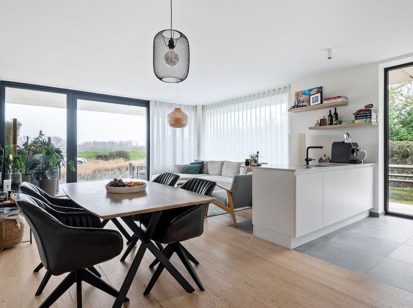 Journée portes ouvertes le samedi 14 mars de 11h à 12h<br />
Ce bel appartement au rez-de-chaussée est situé dans la calme et agréable Lepelstraat à
