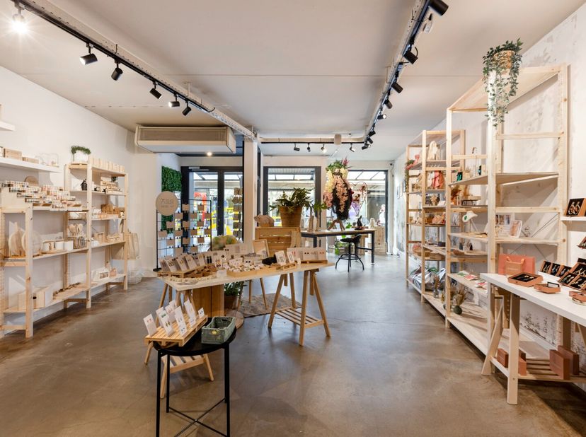Deze handelsruimte is ideaal gelegen in dé winkelstraat van het centrum van Mol, recht tegenover Kruidvat en vlak bij Wibra en andere bekende winkels.