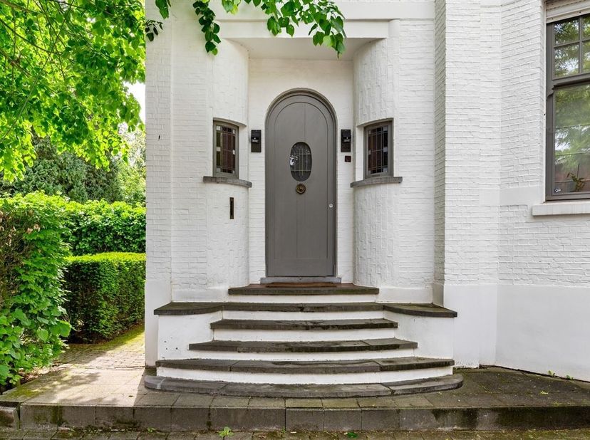 Maison familiale de caractère avec un beau jardin et un grand parking dans la verdure.<br />
Dans un quartier particulièrement calme et verdoyant de B