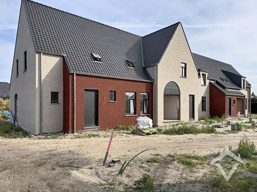 Deze nieuwbouwwoning bestaat uit: inkomhal - toilet - living - keuken - terras - tuin - wasplaats - berging - nachthal - 4 slaapkamers - badkamer - zo