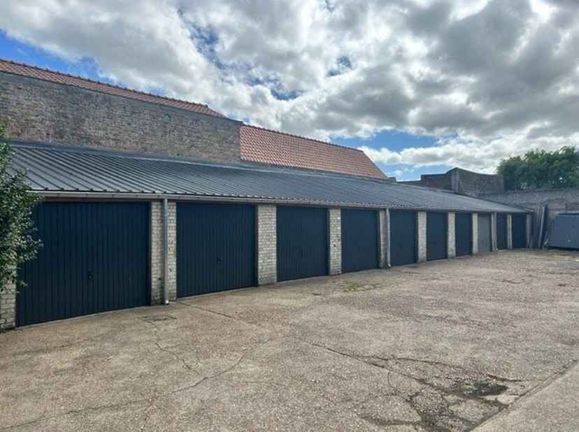 Box de garage fermé avec de nouvelles portes dimensions : largeur 2,9m - profondeur 5,09m<br />
Dernier garage avec place de parking supplémentaire à