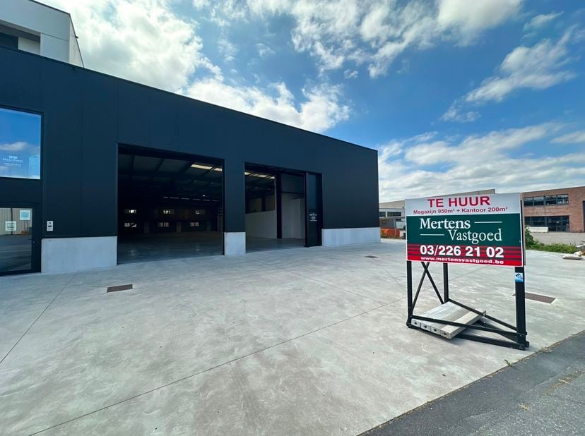 <br />
BESCHRIJVING<br />
Te huur gerenoveerd magazijn in industriezone Europark-Noord te Sint-Niklaas<br />
Moderne magazijnruimte van ca 950m². De v
