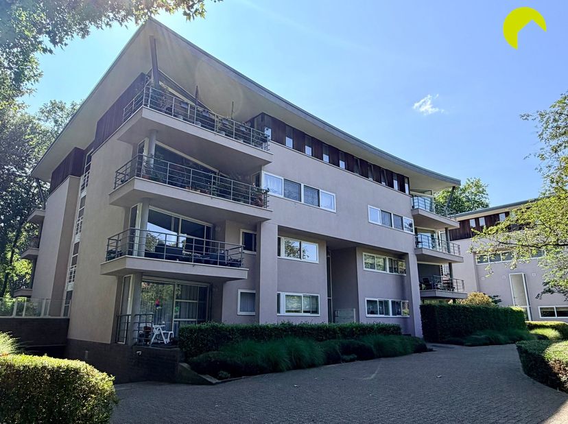 Uitstekend gelegen in de Deurnestraat te Mortsel, vinden we dit prachtig en energiezuinig appartement met terras en unieke parktuin! Het openbaar verv