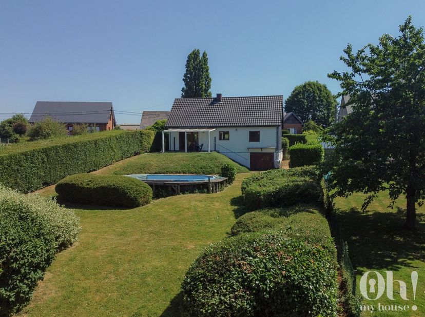 Oh My House vous présente cette charmante maison nichée dans un véritable écrin de verdure, à Champion.<br />
Située dans une rue calme et paisible, t