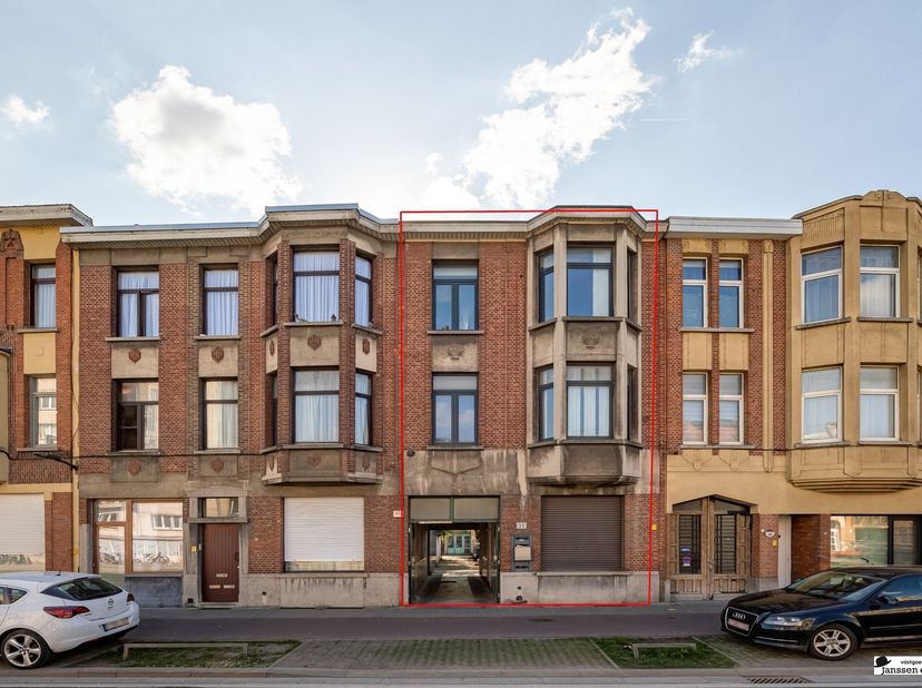 A vendre : Propriété à revenus dans un emplacement central à Merksem !<br />
Cette propriété polyvalente et bien située à Merksem offre de nombreuses