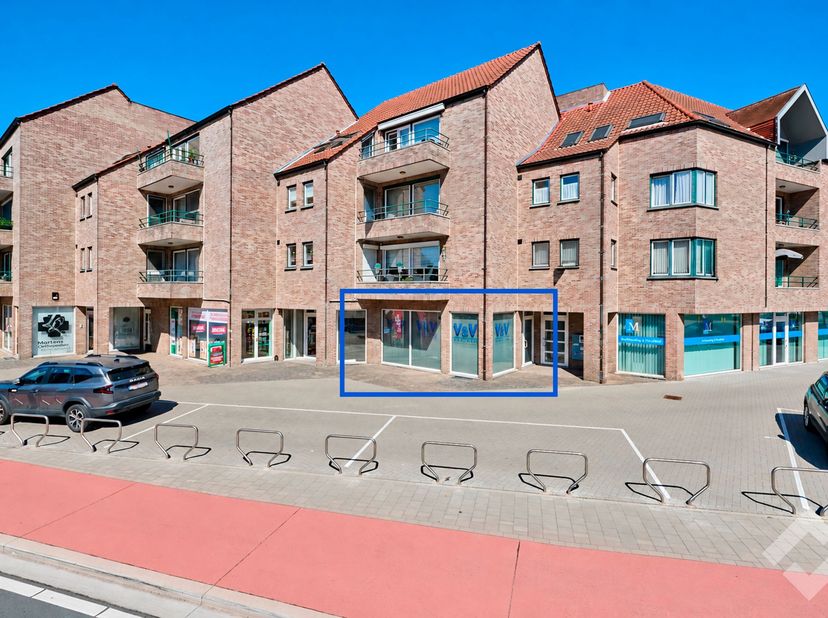 Gelijkvloers handelspand gelegen op de hoek met de Turnhoutsebaan in Mol. Door deze ligging geniet het pand van goede bereikbaarheid en heel wat passa