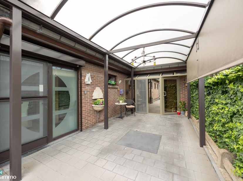 VRIJSTAANDE WONING MET MULTIFUNCTIONELE RUIMTE (KAPSALON) EN RUIME TUIN (BOUWGROND VOOR OPEN BEBOUWING) IN GROTE-SPOUWEN<br />
<br />
*** Bekijkt u de