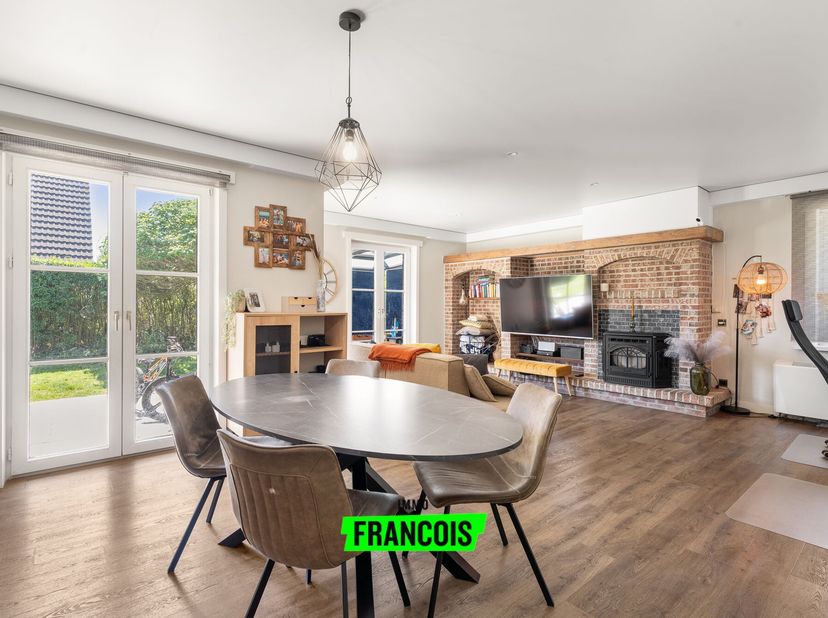 Welkom in deze ruime villa op een toplocatie te Bredene. Het pand is gelegen in een verkeersluwe buurt nabij de duinen. De woning beschikt daarenboven
